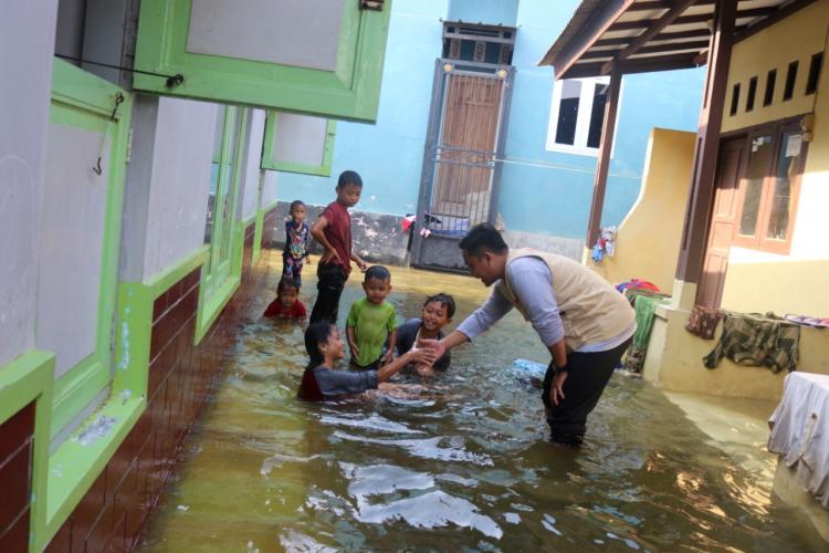 Distribusi Bantuan untuk Korban Banjir Kampung Dayung